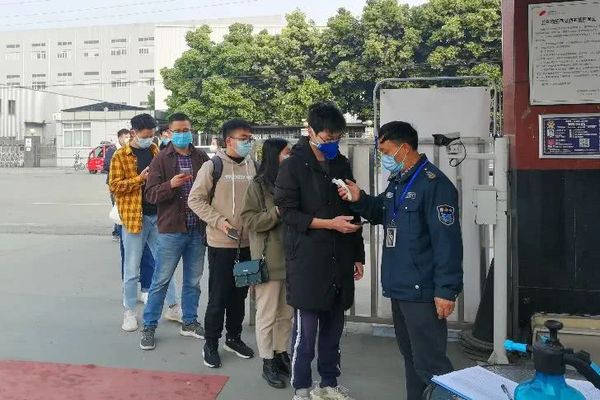 四川理工技师学院师生志愿者众志成城共战疫支援百裕制药防疫物资生产